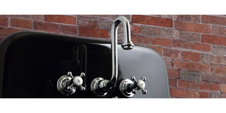 Przepis na klimatyczną łazienkę loftową: ciekawe zastosowania cegły, metalu i drewna